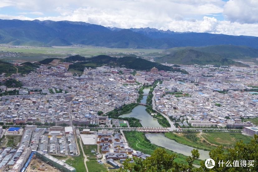 俯瞰香格里拉城区，远处是纳帕海和依拉草原