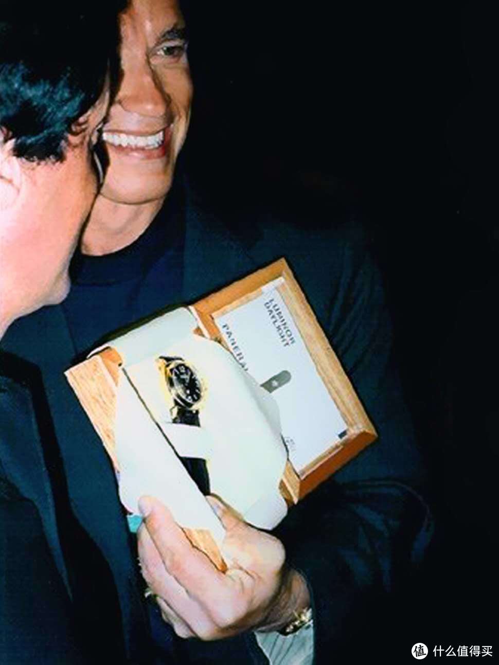 1996年在柏林星球餐厅开幕式上，史泰龙将一枚沛纳海经销商特别为他定制的黄金壳Luminor Logo标沛纳海送给州长