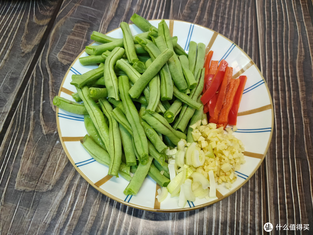 豆角和茄子是绝配，家里要常吃，咸鲜回甜，好吃到汤汁不剩