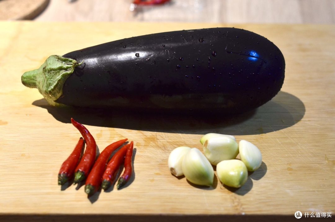 我用的是微波炉,所以选了这种短一点的茄子,长茄子转不开可以切断