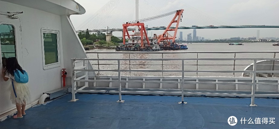 从徐浦大桥脚下坐船穿过，乘坐上海的轮渡公交体验