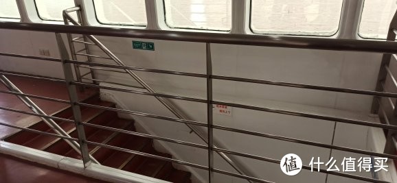 从徐浦大桥脚下坐船穿过，乘坐上海的轮渡公交体验