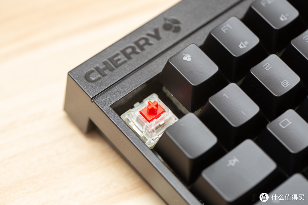 《到站秀》第331弹：当百年历史与现代美学结合——CHERRY MX BOARD 2.0S RGB机械键盘