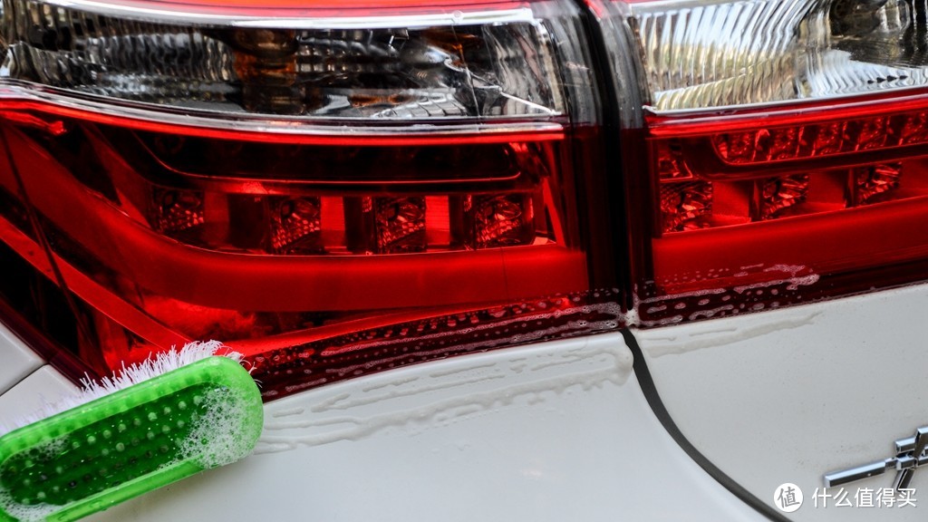车灯缝隙也需要刷洗，尤其前杠大灯的缝隙是最脏的地方。