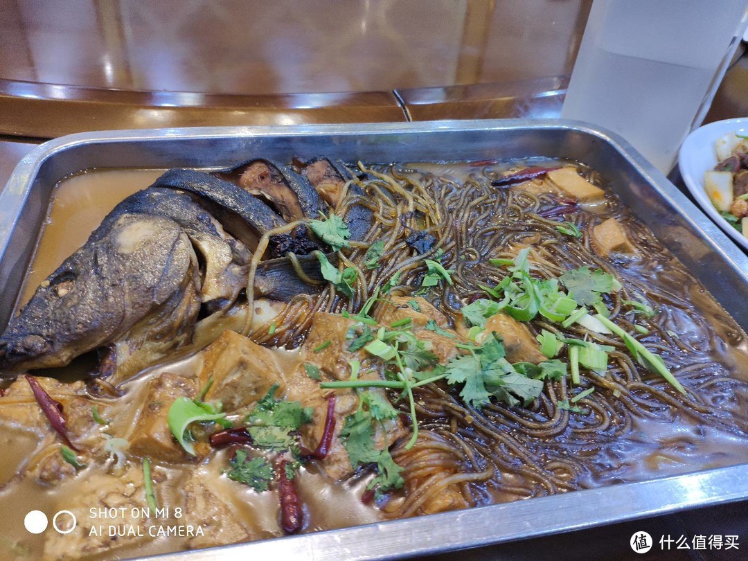 松花江里特的鱼，三道鳞，因其身上有三道鱼鳞得名，鲤鱼的一种，也叫镜鲤或三花鲤鱼，配上豆腐粉条。酱烧一下，此鱼刺少。