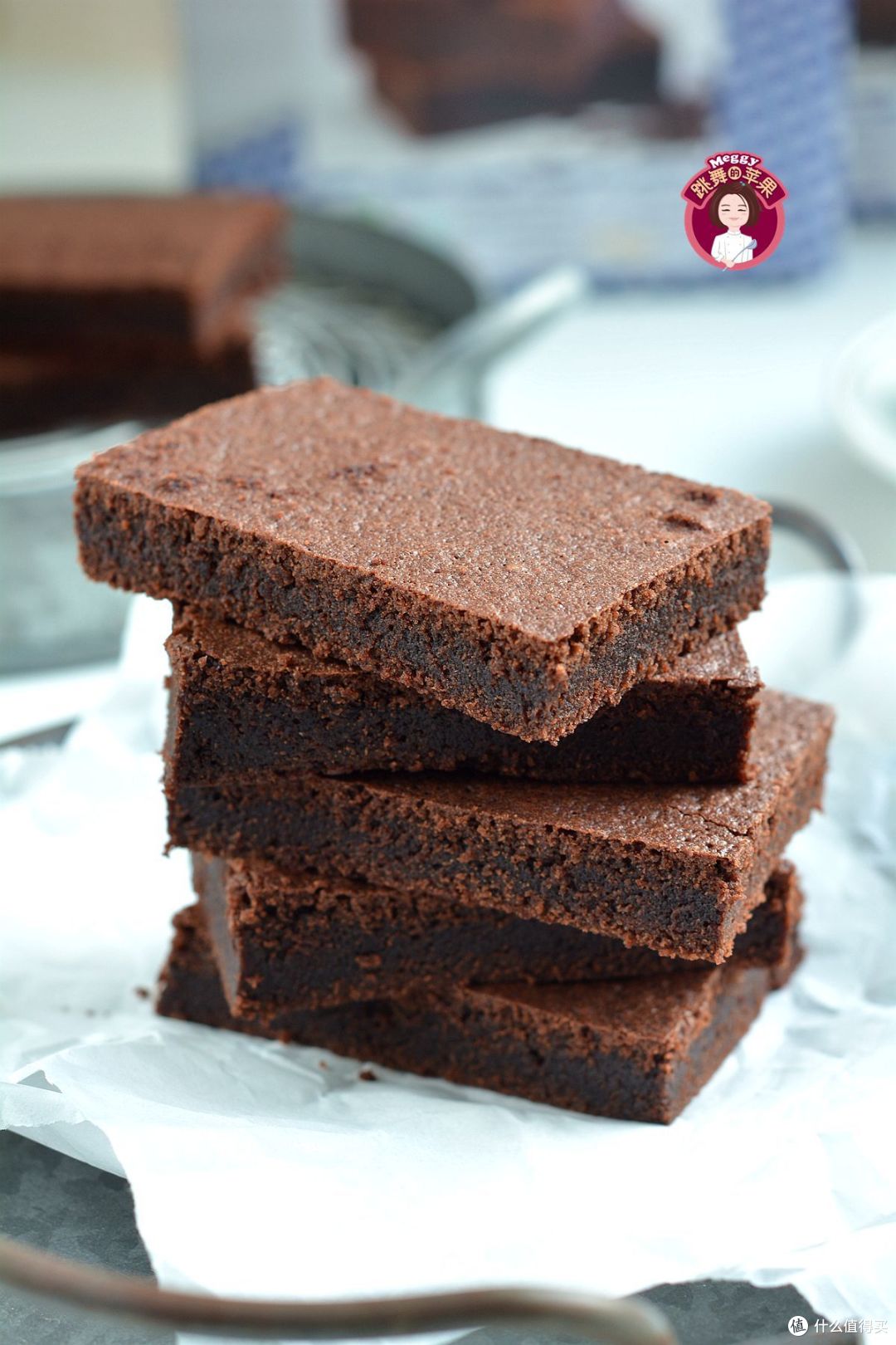 材料准备好:贝圣薇布朗尼蛋糕预拌粉1盒360克,中等大小的鸡蛋1