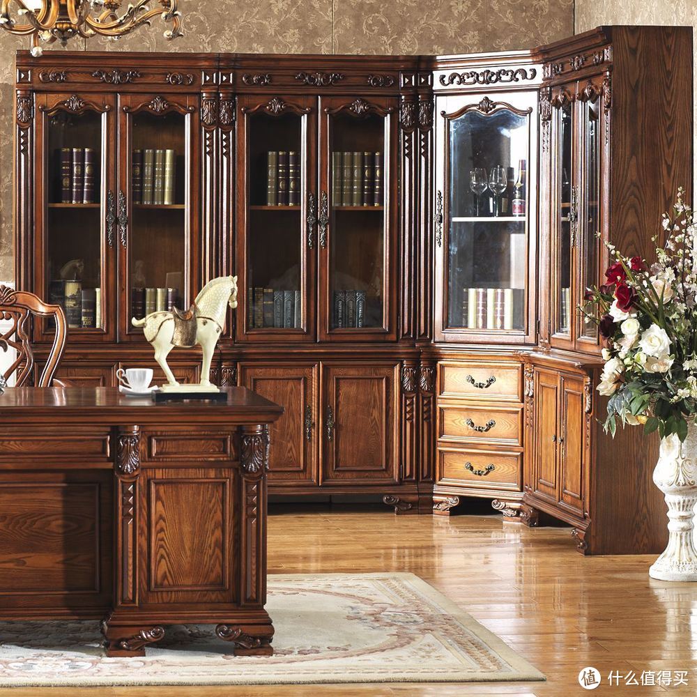像这种欧式实木书柜，虽然大气，但明显与咱家风格不搭，而且价格肯定肉痛。