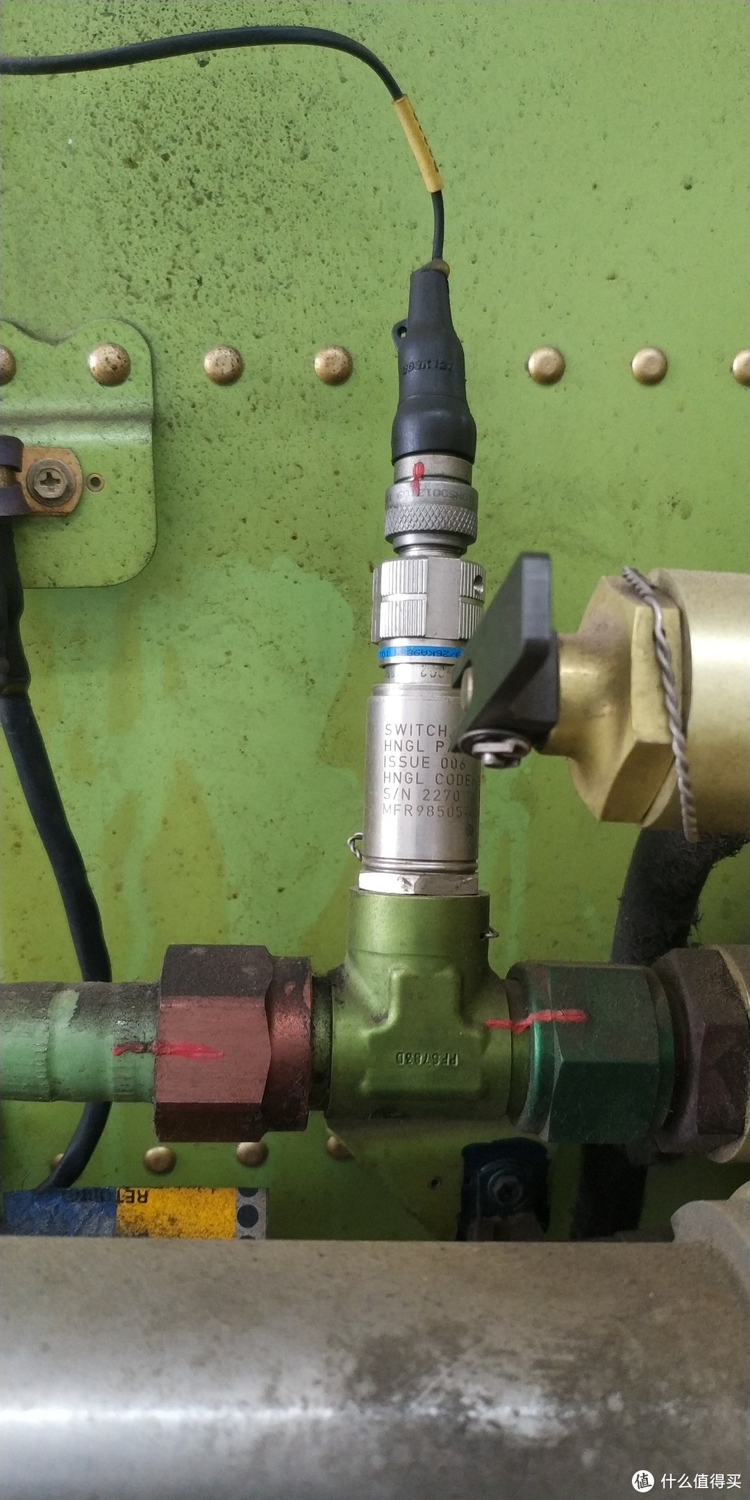 这是位于回到油箱的回油管上的温度传感器，如果回油温度过高说明液压泵有问题，或者超转或者油滤堵塞或者其他问题，如果EDP工作时温度过高则需要关闭发动机