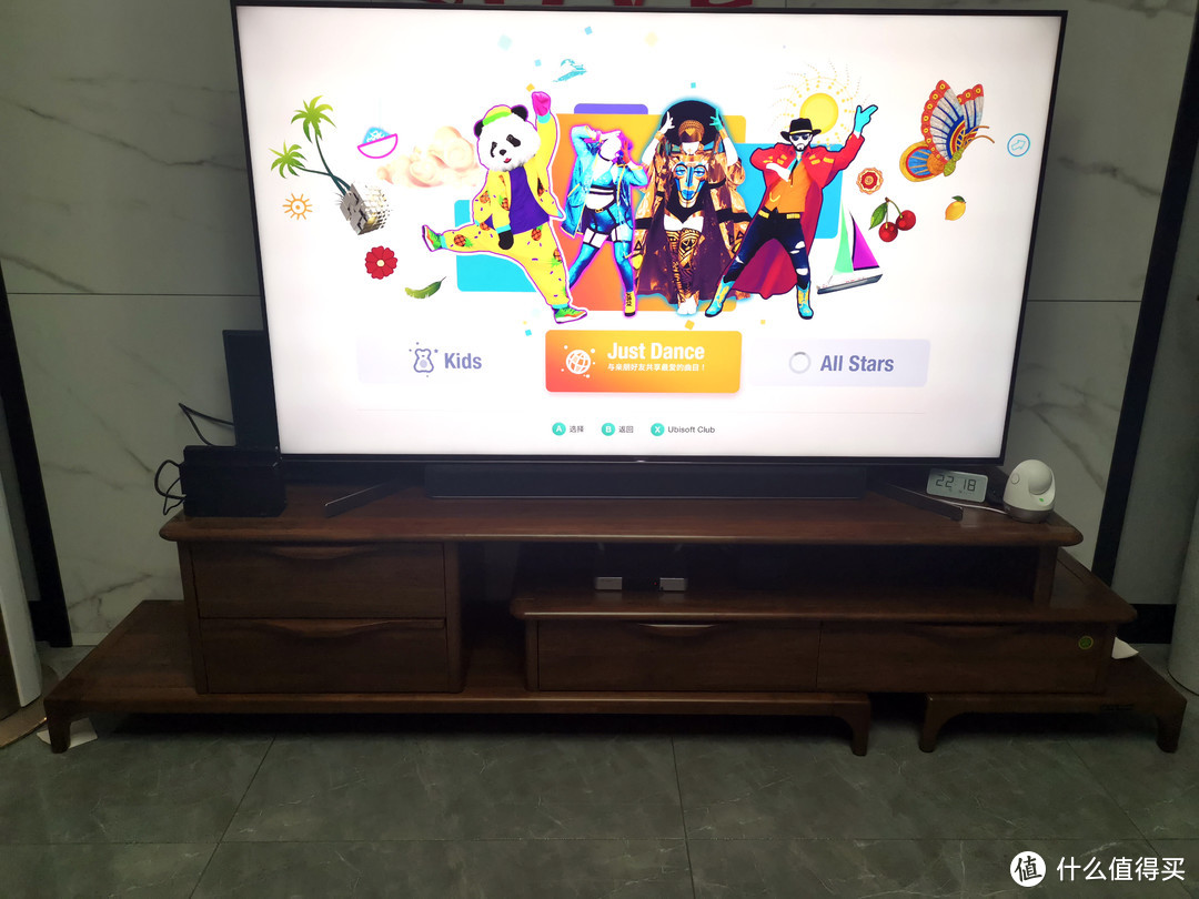 后面是PS4 PRO，前面是SWITCH，这次竟然因为一次偶然的逛街，让我成为了双机党，希望不会成为双机吃灰党。JUST DANCE在SONY电视上的显示效果还算过得去，不过看习惯了PS4 PRO的画面，还是觉得有点糊糊的，毕竟才1080P，需要适应一下