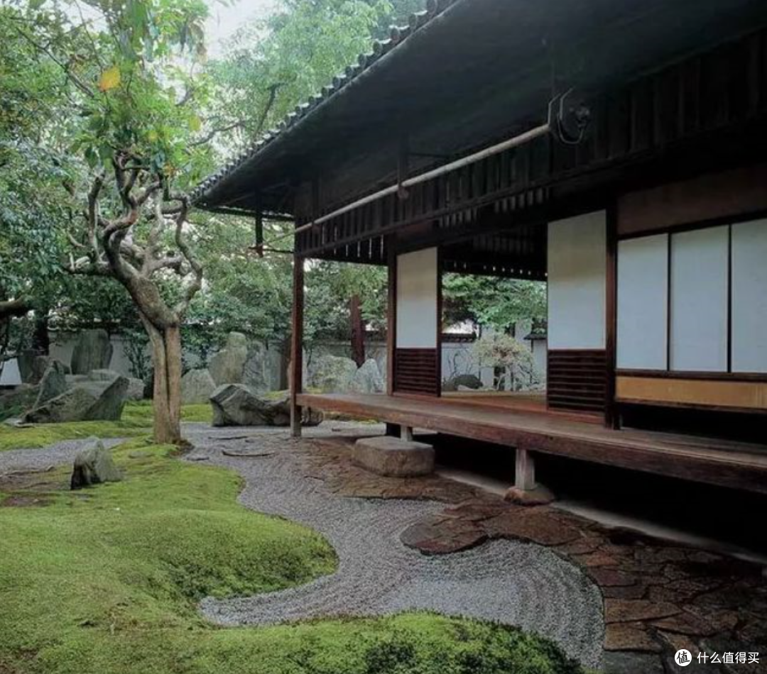 典雅又富有禅意,庭院小榭,低檐回廊,典雅中不失活泼的家居风格是日式