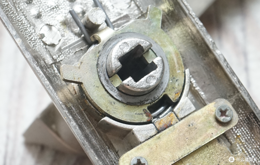 几元就搞定门把手抬不起来感觉没劲先别着急换锁