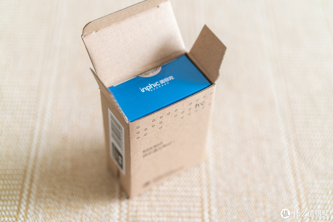 打开牛皮纸盒包装，里面是E5B的彩盒内包装。