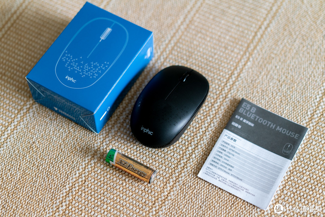 包装盒里面的内容：鼠标本体、附赠的AAA 1.5v电池一枚、保卡说明书一张。