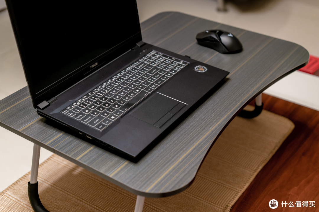 板材厚度大约1.5~2cm的样子吧，强度应付笔记本电脑，或者摆个台式电脑27寸的显示器没啥压力。