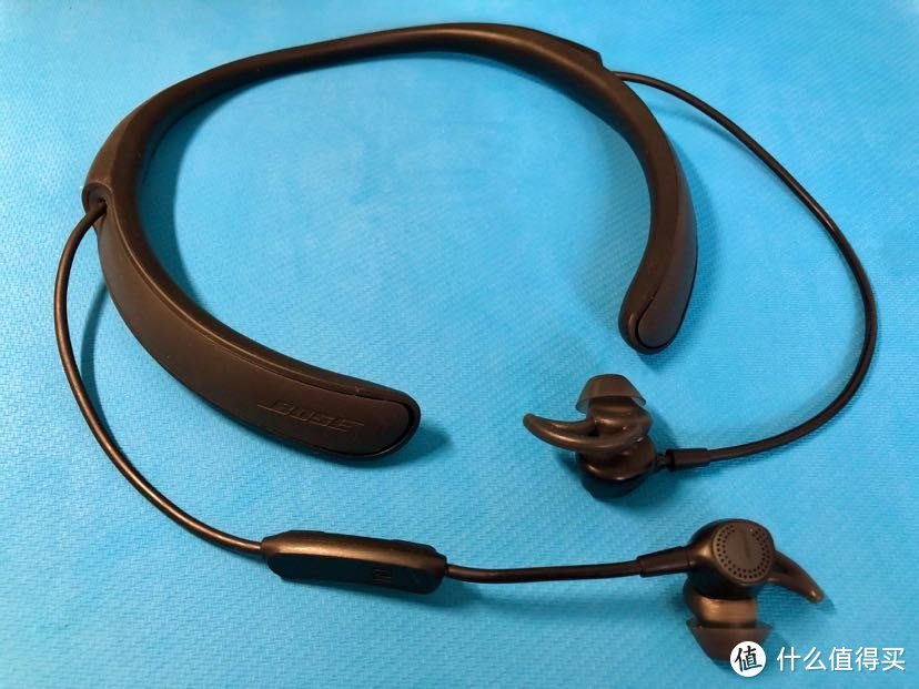 BOSE QC 30，多年前国外买的，应该不到2000，降噪效果极佳，满电用6小时没问题。有个小缺点，就是在嘈杂的环境中打电话，对方可能听不清你说的话，解决办法是切换为手机麦克风和听筒，但这样你听对方也费劲。总之，带上它，听着歌，逃离嘈杂，好像走进了MV。推荐！