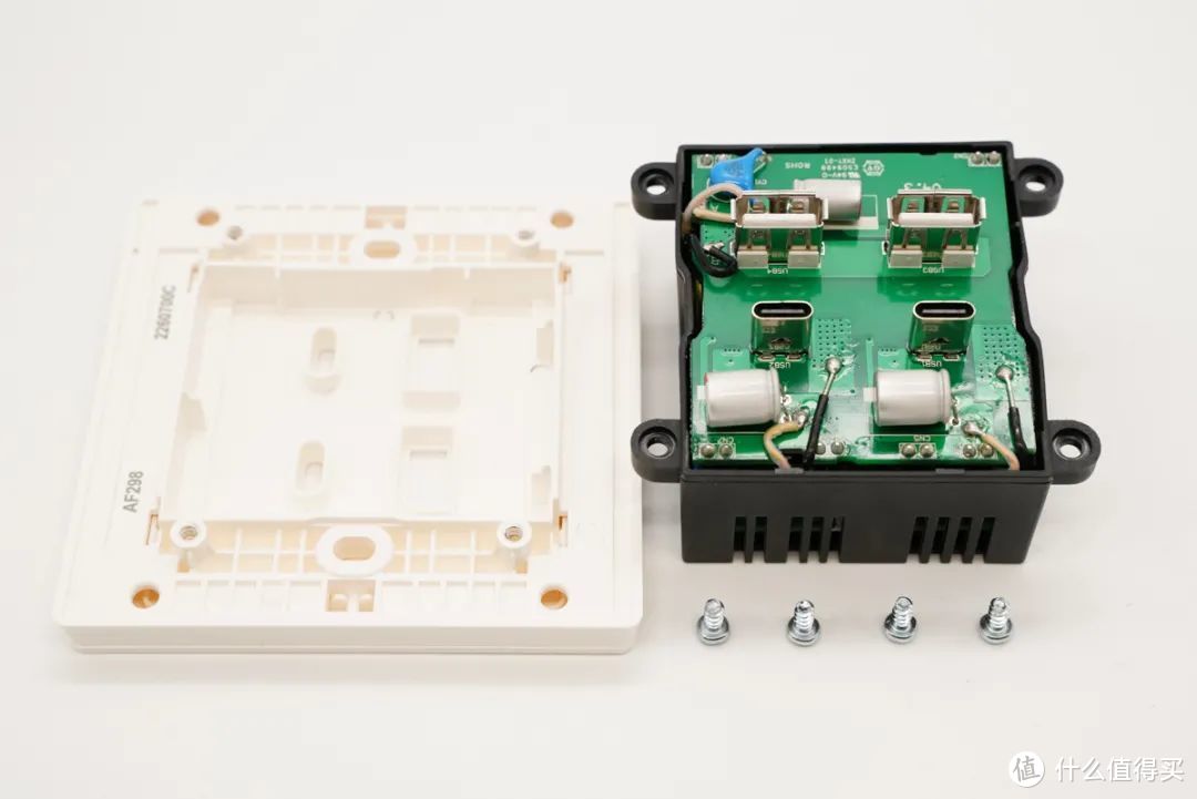 拆解报告：ABB四位USB输出18W PD快充插座AF298