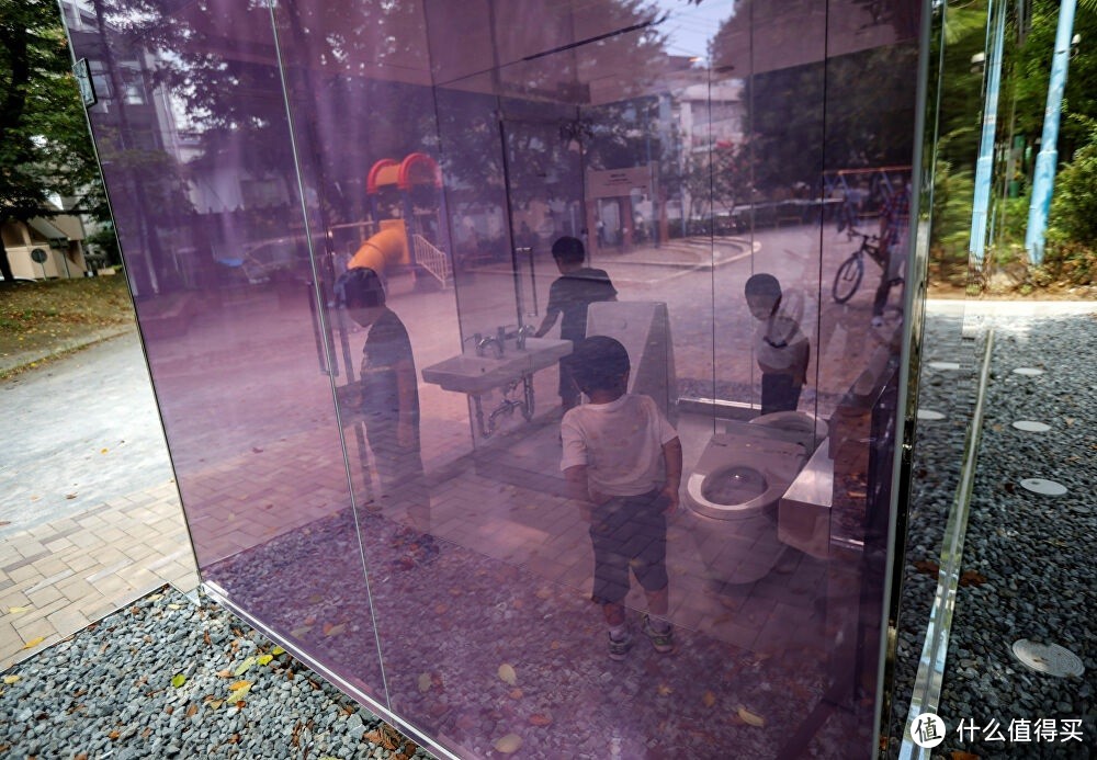 东京现透明公共厕所，采用智能玻璃建造 网友：这咋上厕所？