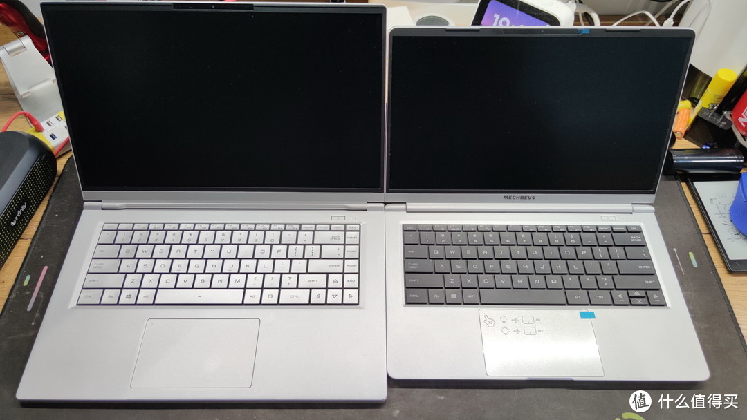 bc面对比，两者键盘颜色不同，触摸板大小是一样的