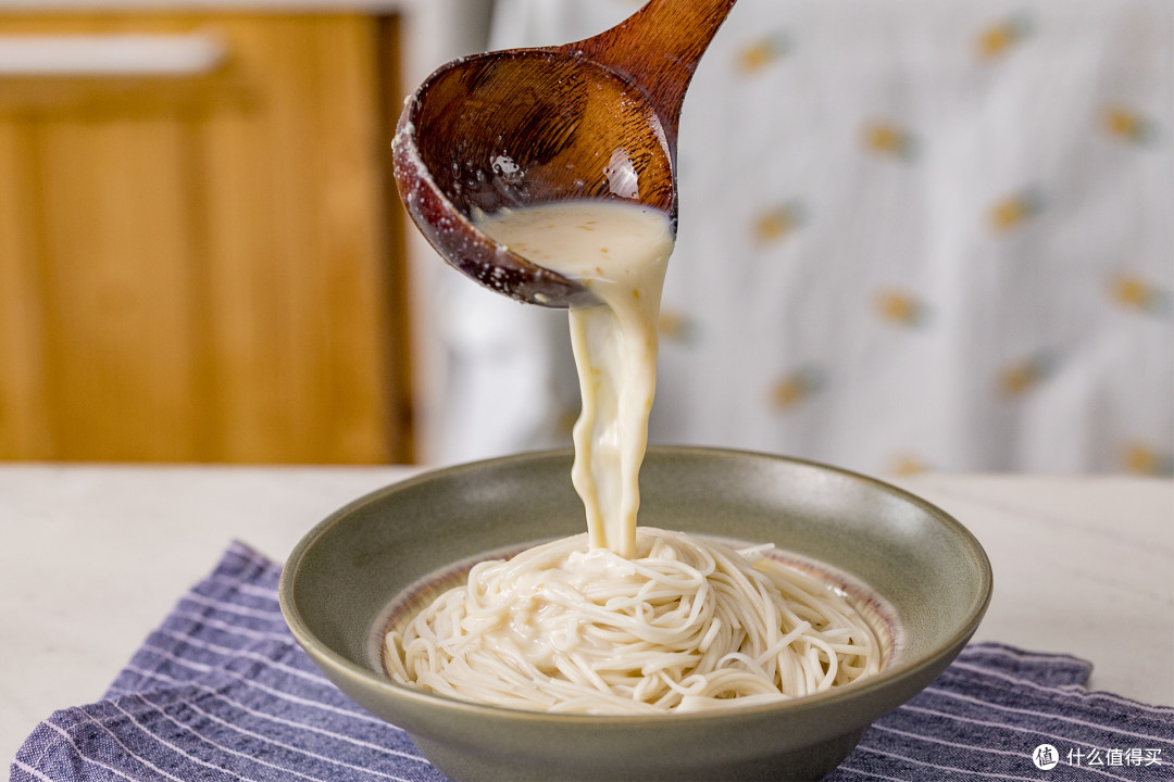 将焙香的白芝麻碾成碎,让香气完全释放,再混入汤底中.