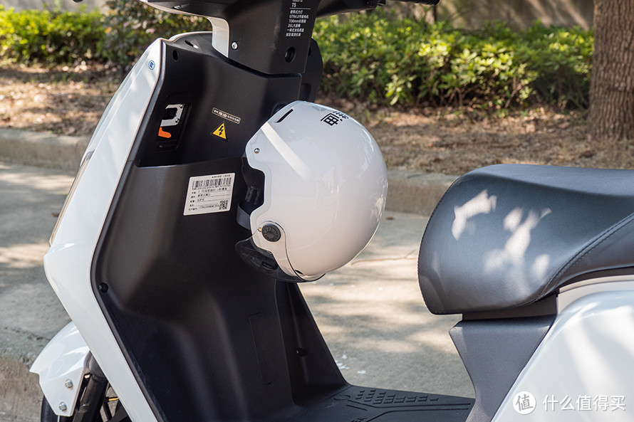 雅迪冠能T5电动轻便摩托车评测：TTFAR 7级增程系统 高性能骑行体验