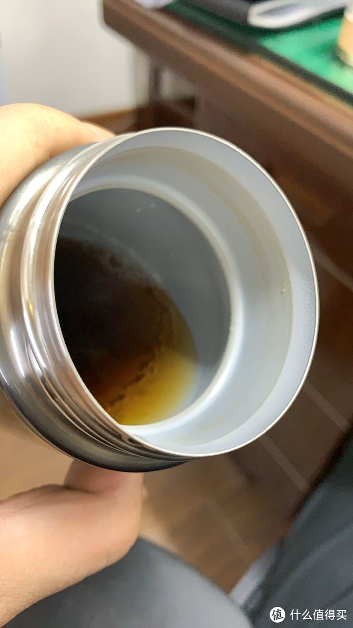 清洗之后的杯子，动作太快，已经倒茶进去了，内壁已经清洗干净，杯口有点顽固，但手可以伸到了，多洗几次就能洗掉了