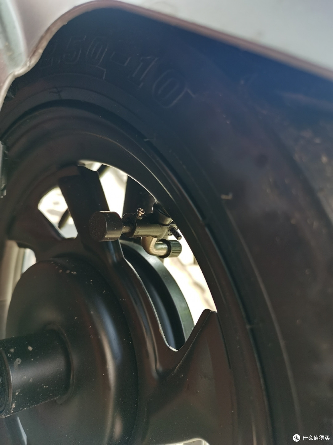 伸长后安装在气门嘴上