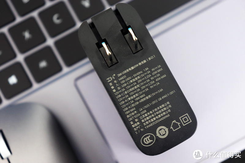 华为MateBook原装充的替代品，三口快充更小巧，紫米65W多口充电器体验