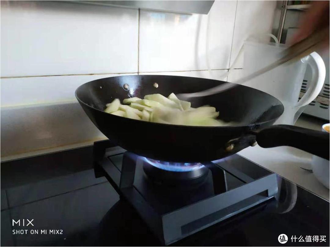 猛火才能出好菜，最适合中式爆炒的家用燃气灶——美的火山生香灶Q67
