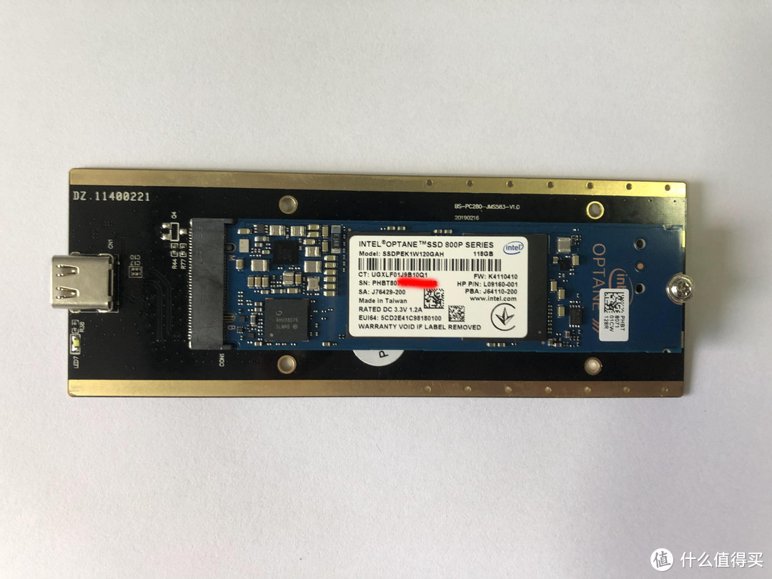 M.2 NVMe 硬盘盒主板装上Optane 800P 118G，实际上还有硅胶散热垫贴在SSD上，当时没有拍到