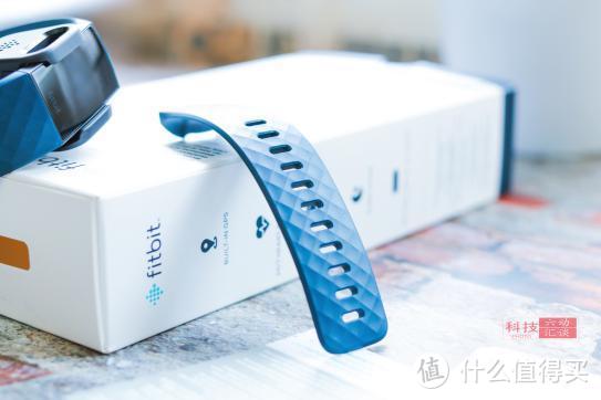 戴手表好，还是戴手环好？千元手环测评：Fitbit Charge4