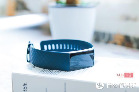 戴手表好，还是戴手环好？千元手环测评：Fitbit Charge4