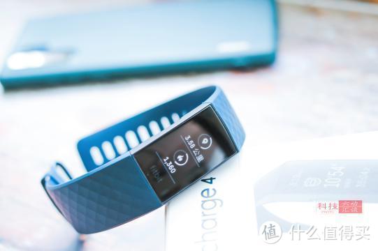 戴手表好，还是戴手环好？千元手环测评：Fitbit Charge4