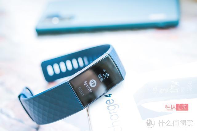 戴手表好，还是戴手环好？千元手环测评：Fitbit Charge4