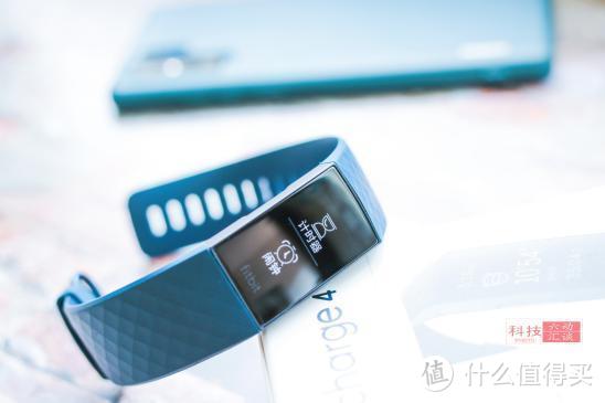 戴手表好，还是戴手环好？千元手环测评：Fitbit Charge4