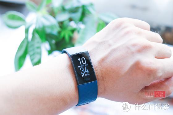 戴手表好，还是戴手环好？千元手环测评：Fitbit Charge4