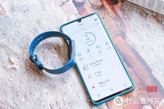 戴手表好，还是戴手环好？千元手环测评：Fitbit Charge4