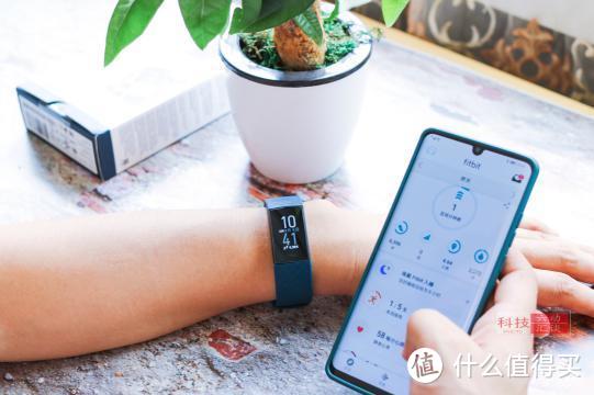 戴手表好，还是戴手环好？千元手环测评：Fitbit Charge4