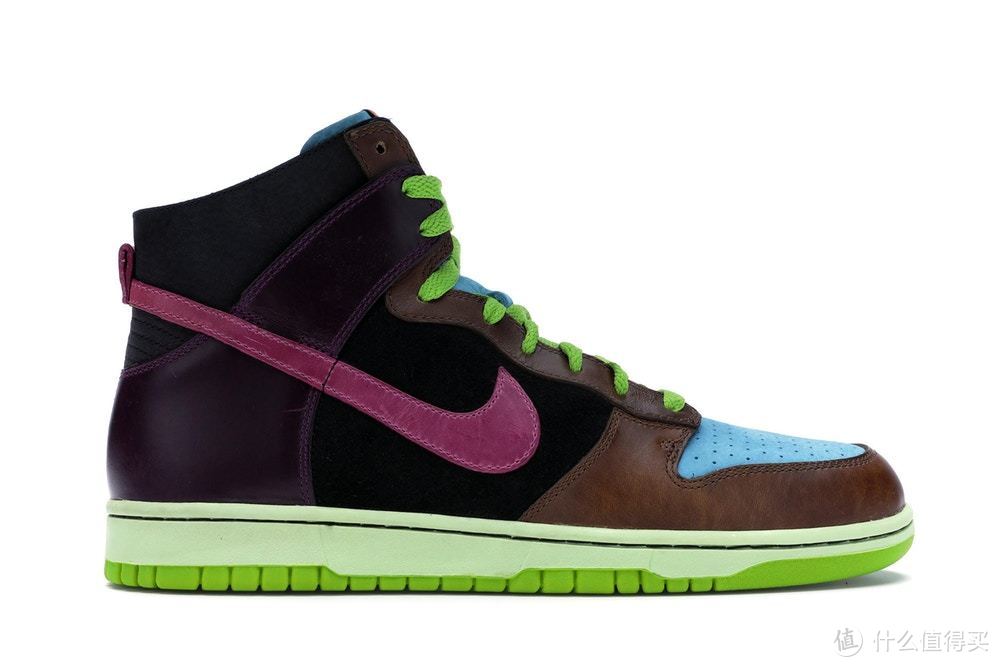 配色神似Undefeated联名的 Nike Dunk