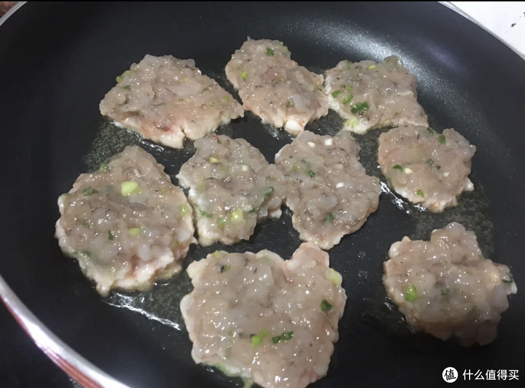 自制虾饼，煎起来吃味道简直了，外面买的掺了淀粉的简直没法比