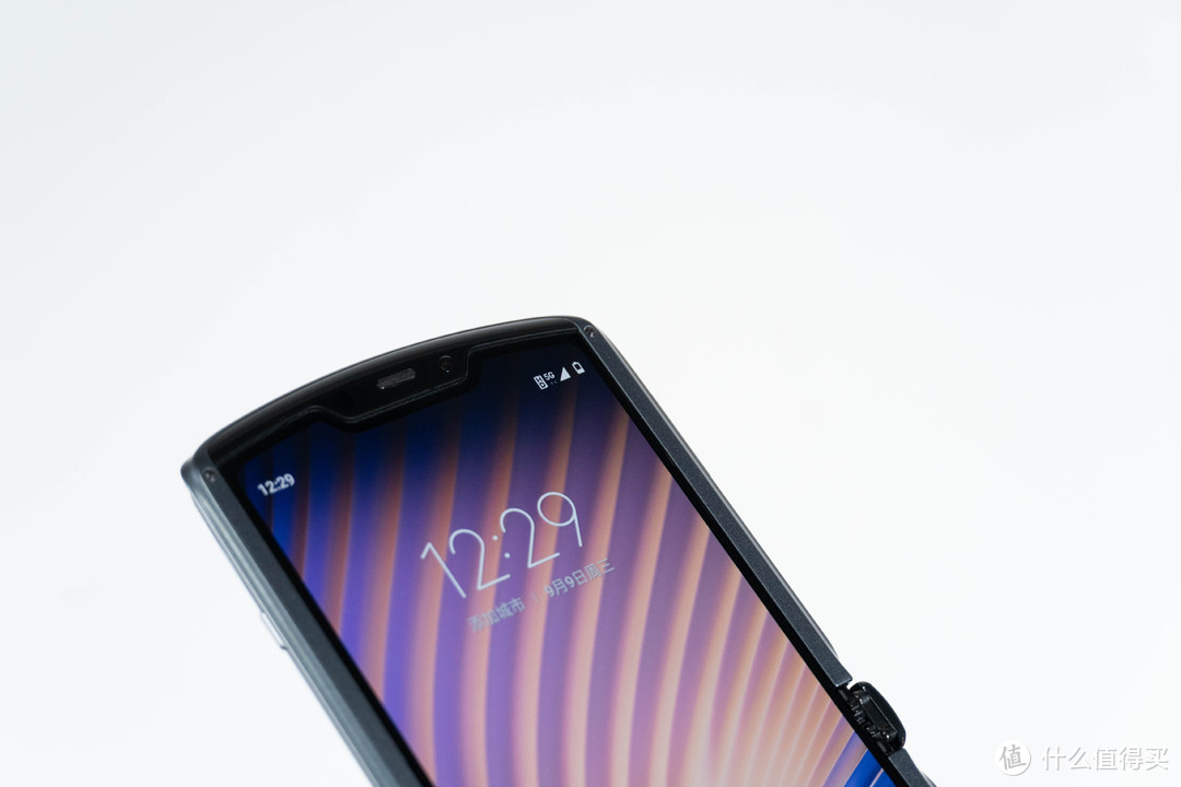 motorola razr 5G刀锋手机上手：旧世界的残党，登上了回归的船