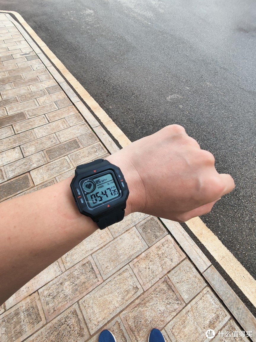 买你需要的功能，一分钱多的都不要！----amazfit neo测评