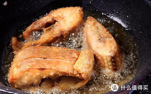 不管炸啥鱼，直接下油锅，鱼肉又腥又不入味！