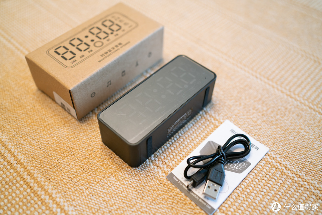 打开包装，蓝牙音箱（闹钟）本体、Micro-USB充电线、说明书+保卡