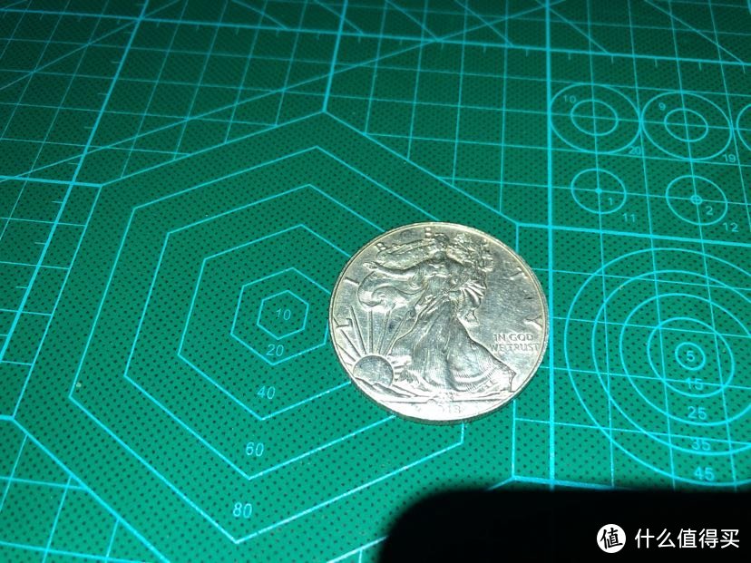 一枚一盎司的银币，上面写着liberty