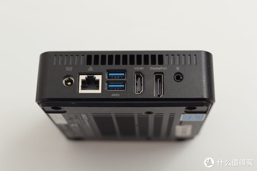 后置一个耳机3.5，dp，hdmi，两个usb3.0，网口，19V电源