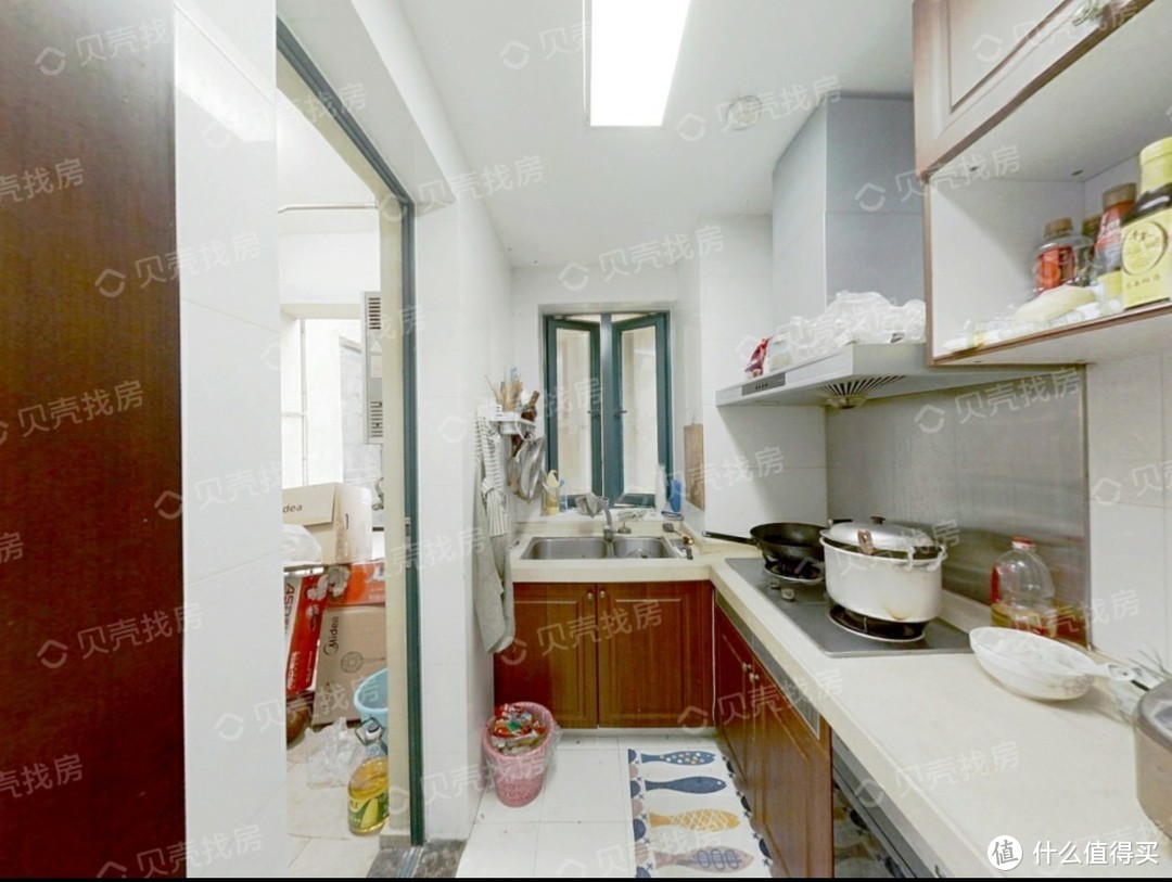 改造前的厨房样子，因为当时忘了拍照片，在二手房网上找了张差不多的图片，可以看到置物空间相当有限，完全不够用啊。