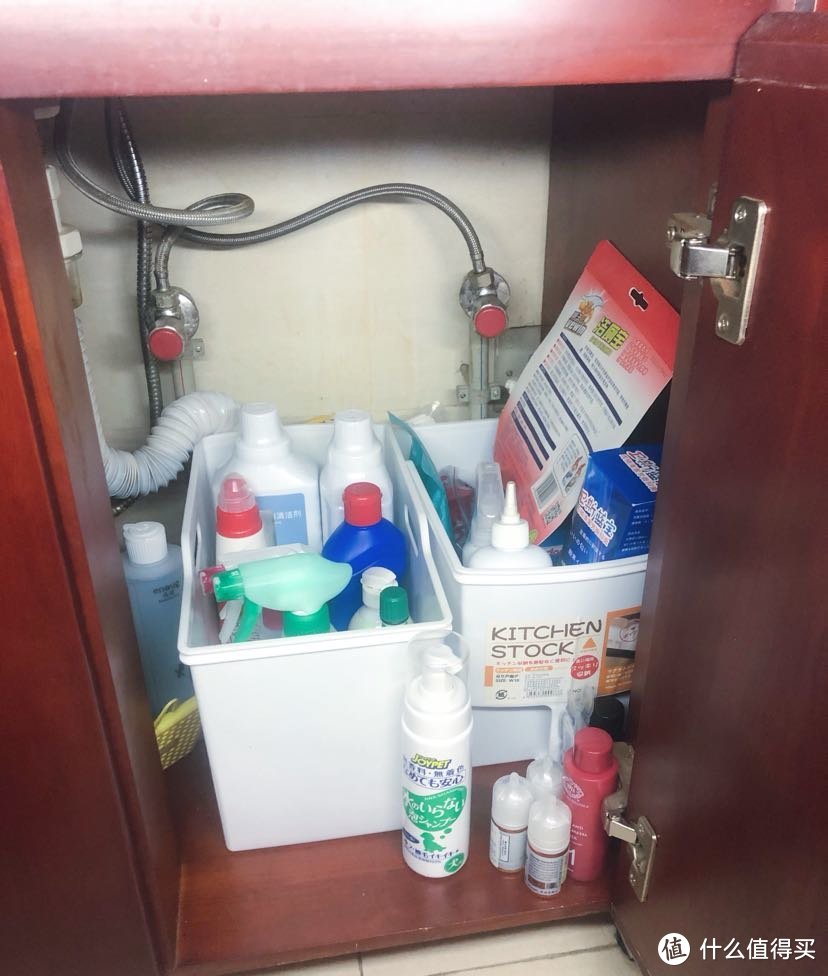 卫生间水槽里，因为比较深所以用了这种收纳盒，放的清洁用品