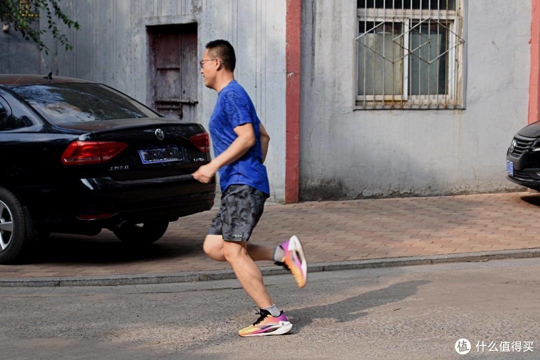 无与伦比的缓震体验，跑了还想跑，李宁绝影跑鞋