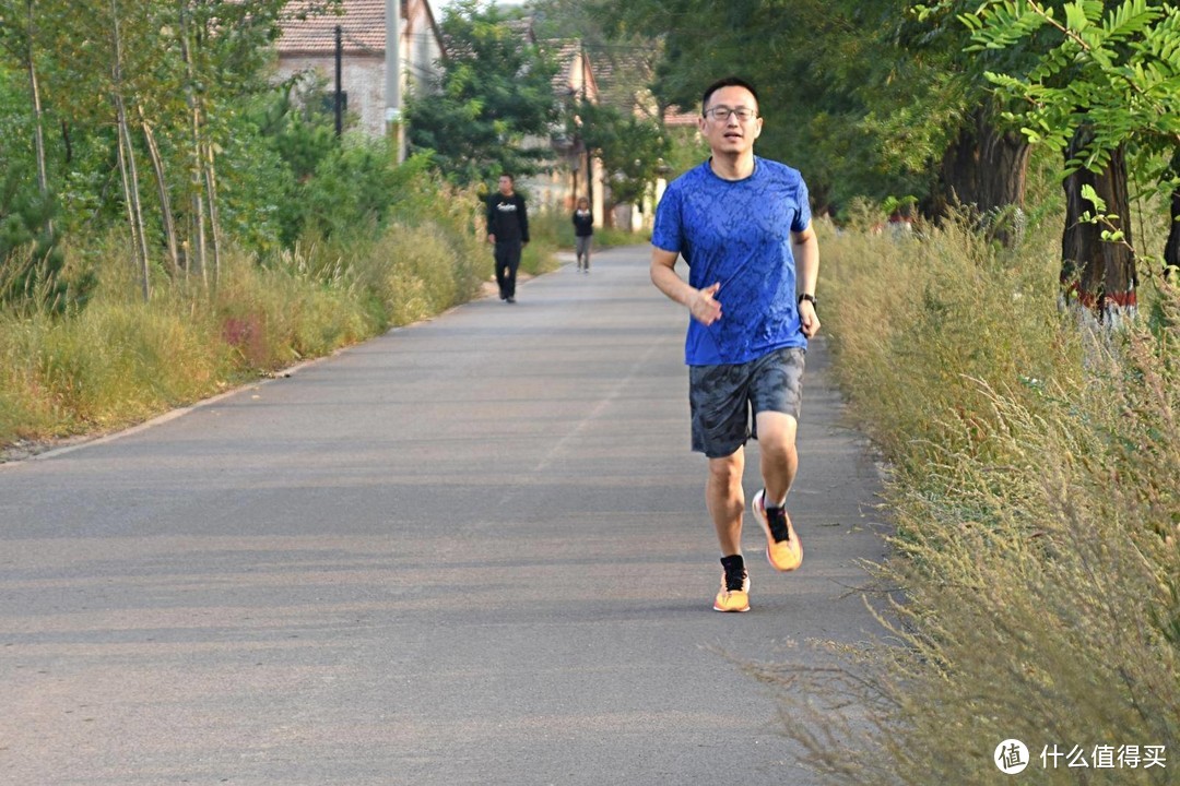 无与伦比的缓震体验，跑了还想跑，李宁绝影跑鞋