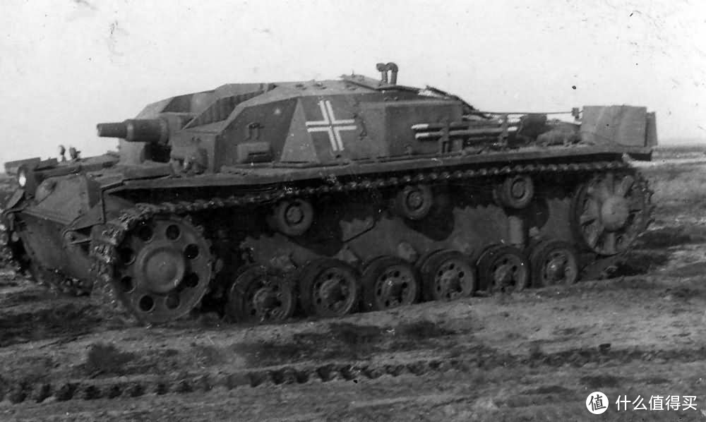 三号突击炮A型(StuG III Ausf. A)。它和最初的实验型型号一样都由戴姆勒-奔驰生产，仅仅于1940年1月至5月间生产了36辆，其中前30辆使用了三号坦克F型的底盘，后6辆使用了三号坦克G型的底盘。特征是带圆孔的主动轮。该型仅参加1940年的法国战役。